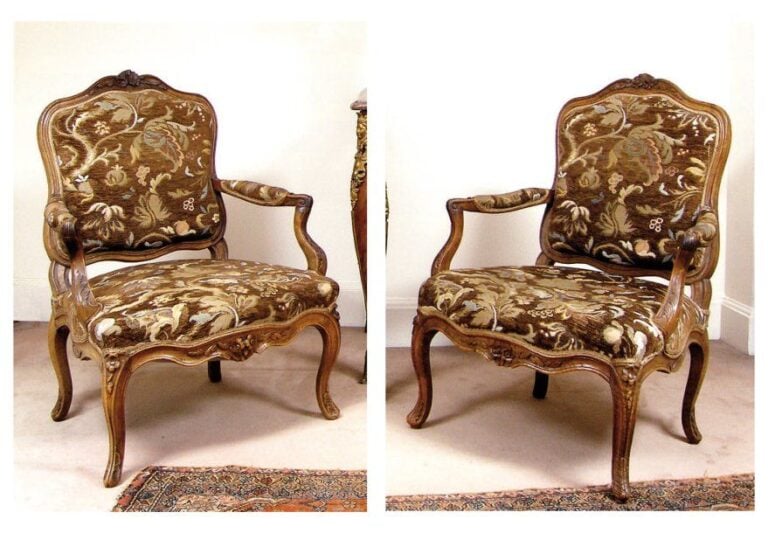 Paire de fauteuils à dossier plat à la Reine, en noyer mouluré et sculpté de fleurettes et feuillage