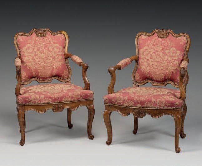 Paire de fauteuils à dossier plat en bois naturel mouluré et sculpté sur les traverses de coquilles et feuillage stylis
