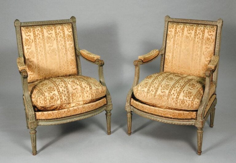 Paire de fauteuils à dossier plat, en bois sculpté rechampi gris à décor d'encadrement de ruba