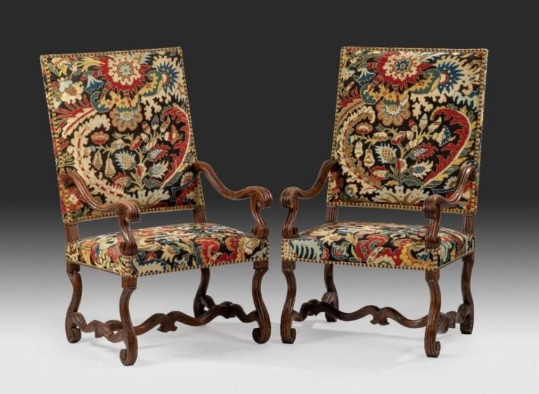 Paire de fauteuils à haut dossier plat en noyer mouluré