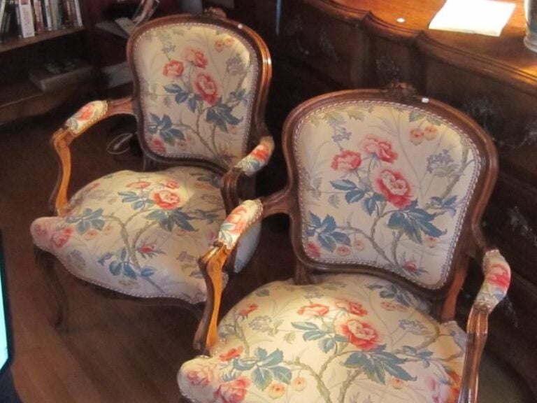 Paire de fauteuils cabriolet de style Louis XV ; recouverts de tissu et un bibus en bois naturel ENTREE :