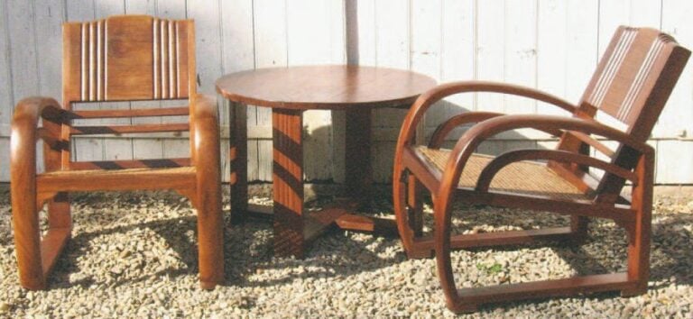 PAIRE DE FAUTEUILS COLONIAUX en teck avec table bass