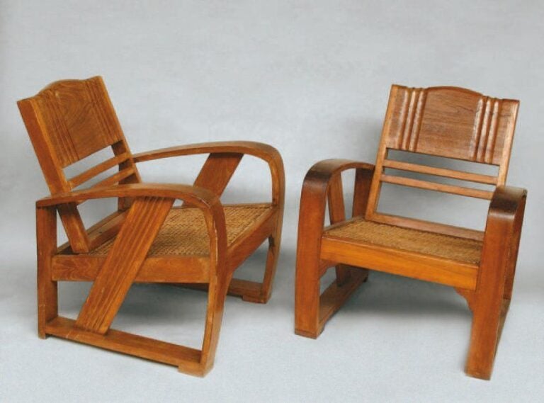 PAIRE DE FAUTEUILS COLONIAUX en teck et cannage (refait