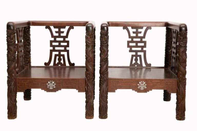 PAIRE DE FAUTEUILS CUBIQUES EN BOIS INDIGENE