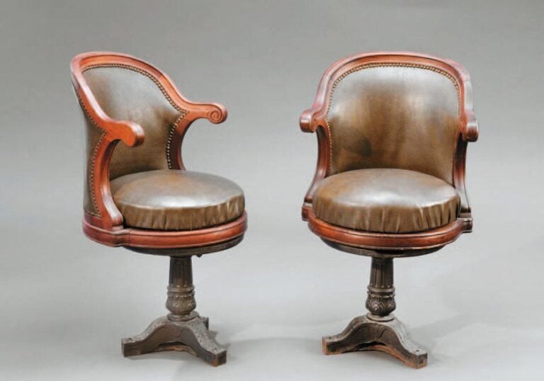 PAIRE DE FAUTEUILS DE PAQUEBOT Montants en acajou, garniture en skaï ver