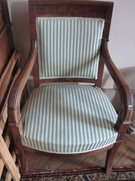 Paire de fauteuils en acajou et placage d'acajou; accotoirs arrondis à décor de palmette