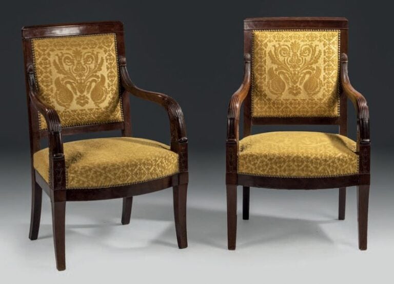 Paire de fauteuils en acajou et placage d'acajou, montants têtes de dauphin
