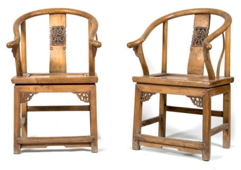 Paire de fauteuils en bois indigène dit bonnet de lettrés