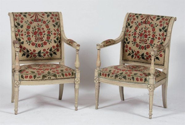 Paire de fauteuils en bois laqué à dossier renversé , garnis de tapisserie au petit point Epoque Directoire