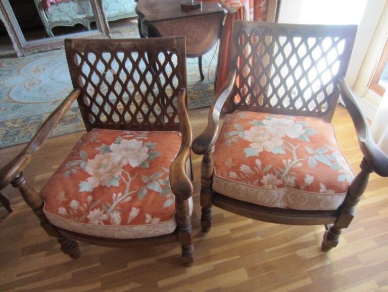 Paire de fauteuils en bois naturel à dossier ajouré de croisillons H: 76 cm L: 46 cm P: 60 cm