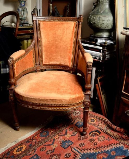 Paire de fauteuils en bois naturel mouluré sculpté de style directoire ; on joint un fauteuil en placage d'acajou de styl