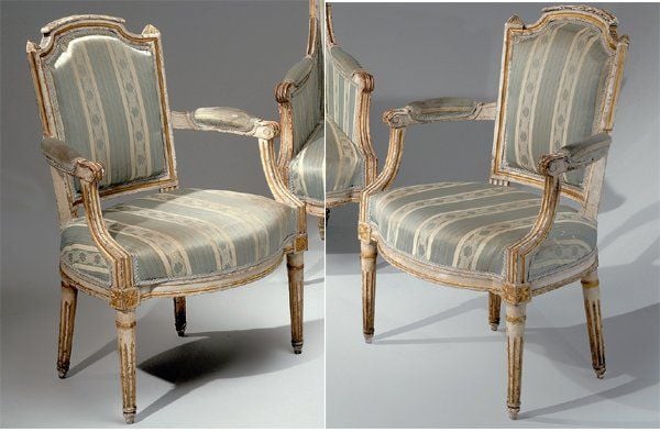 Paire de fauteuils en bois sculpté rechampi crème et dor