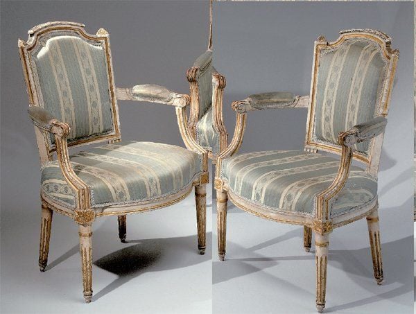 Paire de fauteuils en bois sculpté rechampi crème et dor