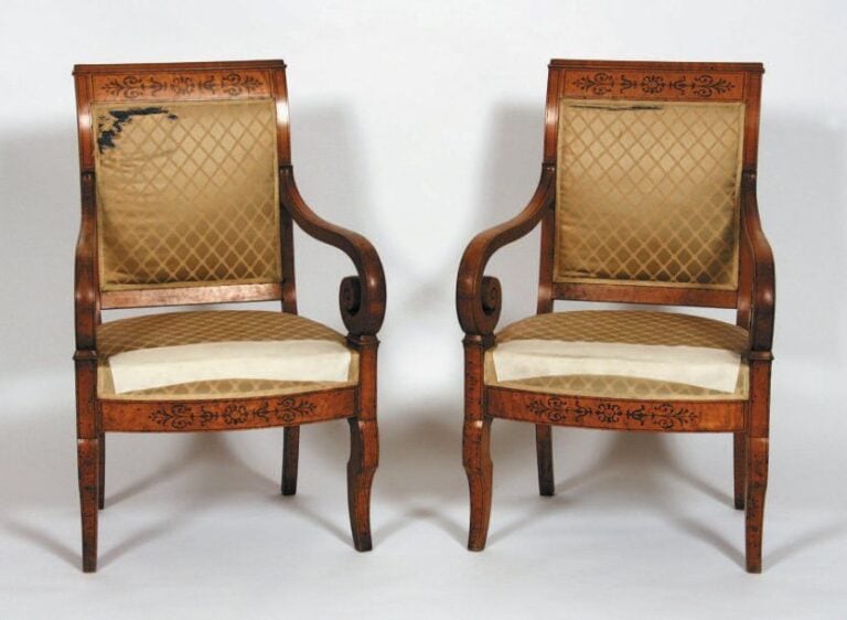 Paire de fauteuils en érable moucheté et filets de palissandr