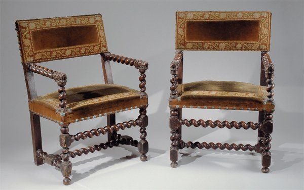 Paire de fauteuils en noyer sculpt