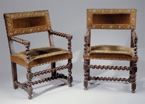Paire de fauteuils en noyer sculpt