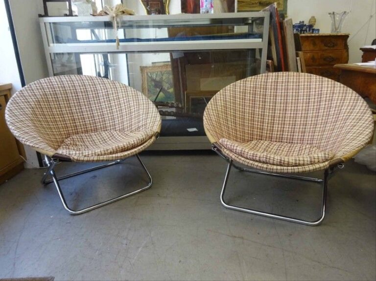 Paire de fauteuils pliables assises circulaires garnies de tissu quadrillé crème et marron structure tubulaire en acier chrom