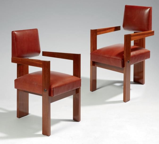 Paire de fauteuils tripodes en cuir Paire de fauteuils à piètement tripode réalisés en acajou massi