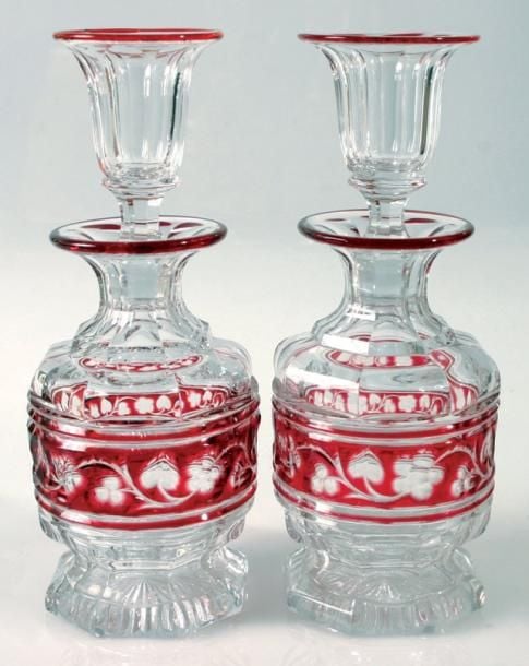 Paire de flacons à bouchons corolle en cristal taillé doublé de filets et d'un bandeau de cristal rouge gravé d'une guirlande végétal