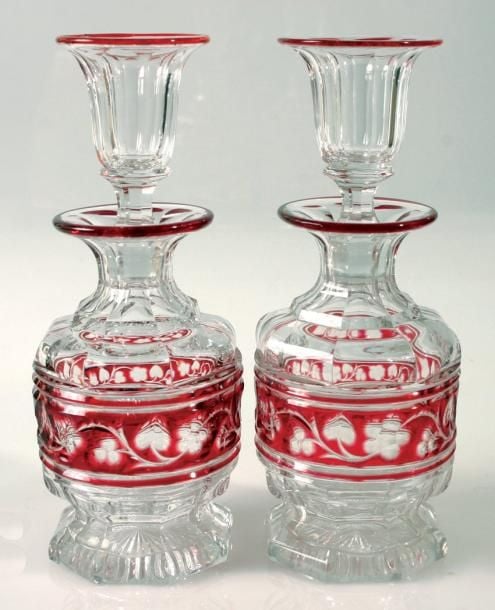 Paire de flacons à bouchons corolle en cristal taillé doublé de filets et d?un bandeau de cristal rouge gravé d?une guirlande végétal