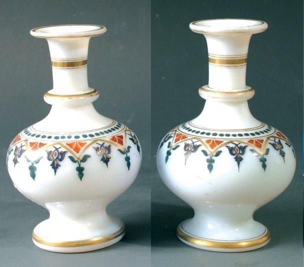 Paire de flacons à piédouche en opaline de cristal blanche décorée de rinceaux noirs, de bandeau de perles vertes et de filets doré