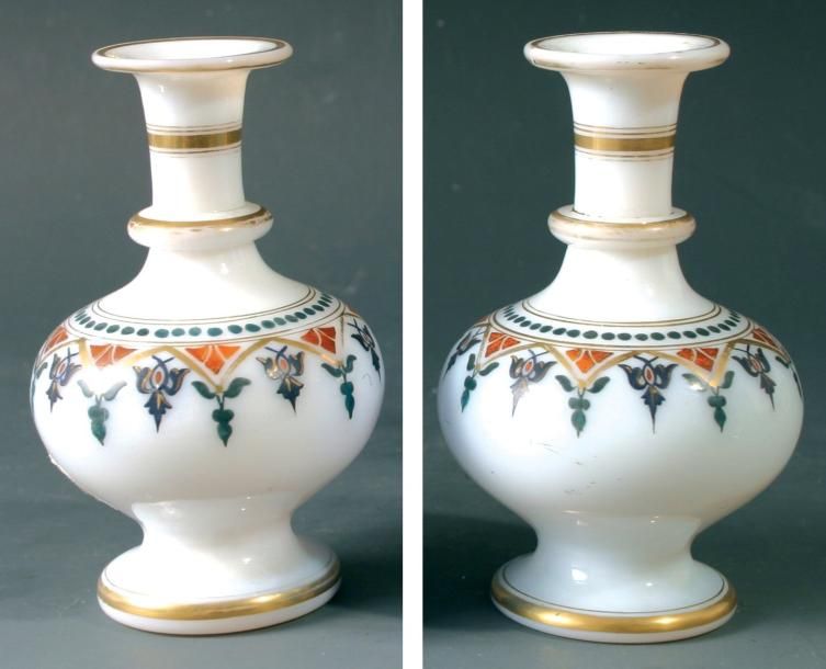 Paire de flacons à piédouche en opaline de cristal blanche décorée de rinceaux noirs, de bandeau de perles vertes et de filets doré