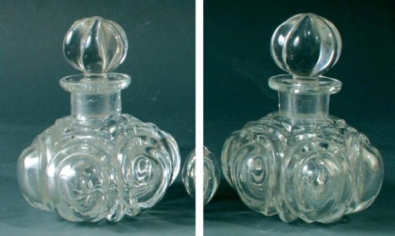 Paire de flacons boules en cristal moulé à gradins et cabochons; bouchons taillés à côte
