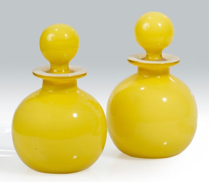 Paire de flacons boules et leurs bouchons doublés intérieurement d'émail jaune sur émail blan