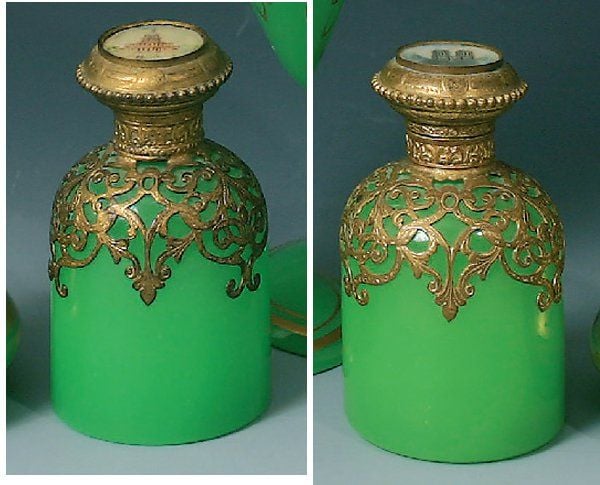 Paire de flacons cylindriques à épaulement en opaline verte partiellement couverte d'une résille en omponne travaillé ; bouchons à charnière en pomponne ornés de miniatures représentant la cathédrale Notre-Dame de Paris et le dôme des Invalide