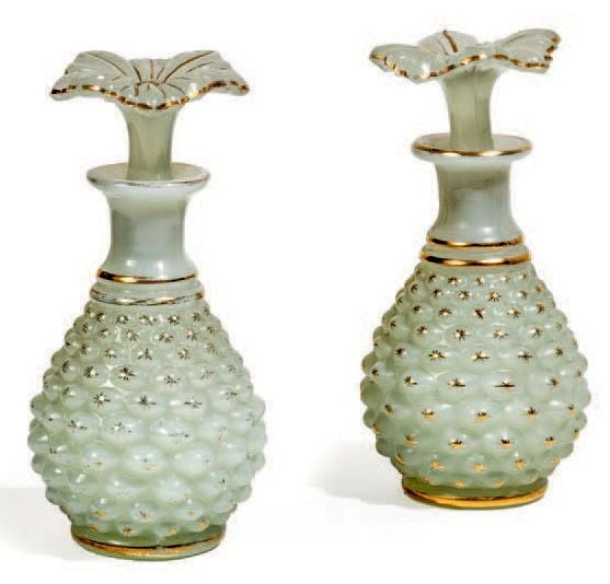 * Paire de flacons en opaline dit «ananas»