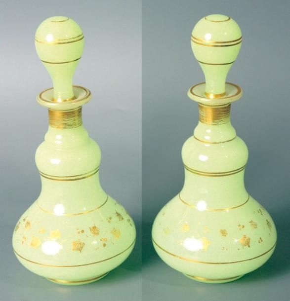 Paire de flacons en opaline vert jaune à décor de feuillage et filets doré