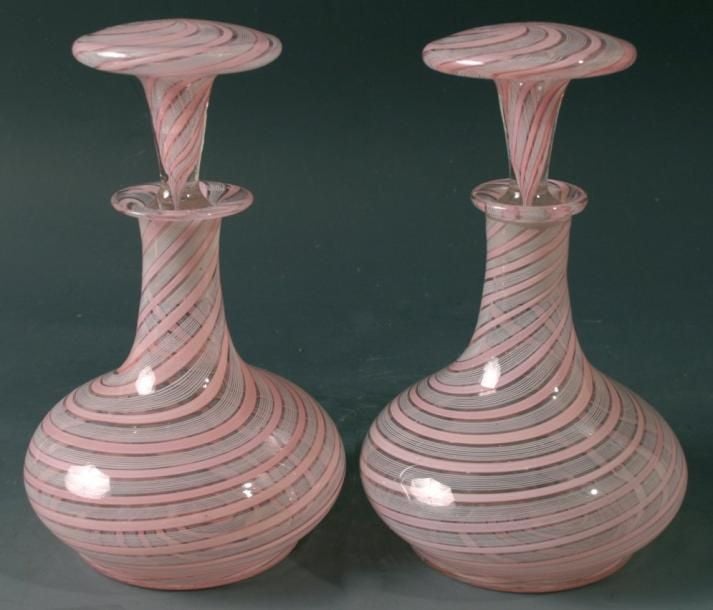 Paire de flacons piriformes à décor spiralé de rubans roses et de filigranes blanc