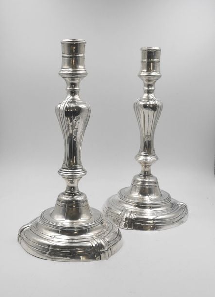 Paire de flambeaux en argent (minimum 800 ‰) posant sur une base circulaire à agrafes de style du XVIIIème siècl