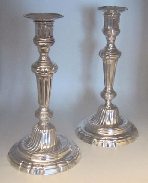 Paire de flambeaux en argent reposant sur des bases à contour