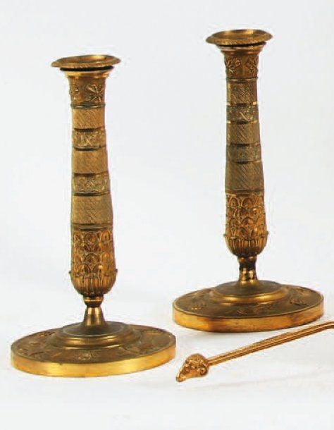 PAIRE DE FLAMBEAUX en bronze doré d'époque Restauration, à décor d'attributs de Musique, Jardinage et Science