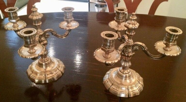 Paire de flambeaux en métal argenté à trois lumière