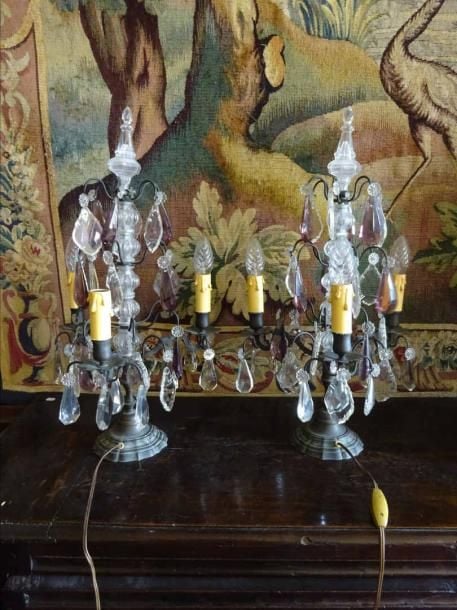 Paire de GIRANDOLES à trois lumières en bronze et à pampilles de verre taill