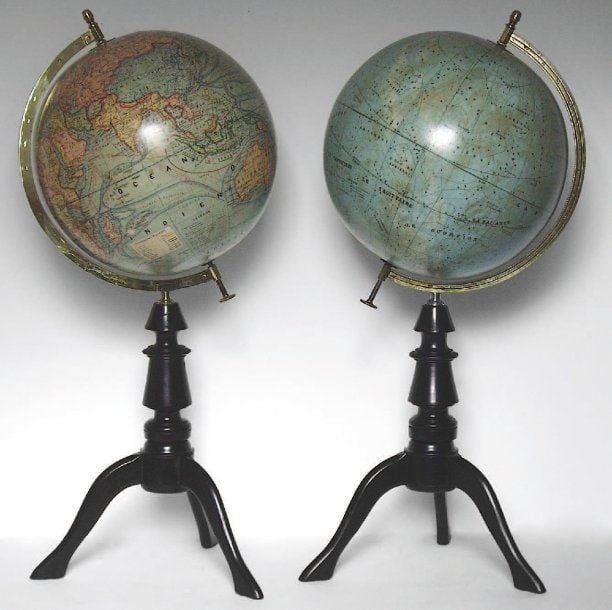 PAIRE DE GLOBES TERRESTRE ET CÉLESTE SIGNÉS