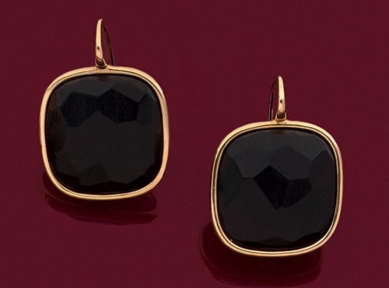 PAIRE de grandes BOUCLES D'OREILLES modèle «Victoria», de forme coussin en or jaune (750 millièmes), serti de jais facett