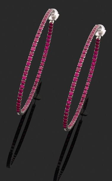 Paire de grandes BOUCLES d’OREILLES « créoles » en or gris (750 millièmes) serti de rubis rond
