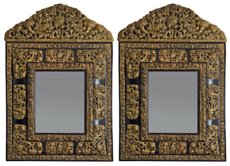 Paire de grands miroirs avec fronton en bois noirci à riche décor de plaques en cuivre doré et repoussé d'aigles, de cornes d'abondance et de branches fleurie