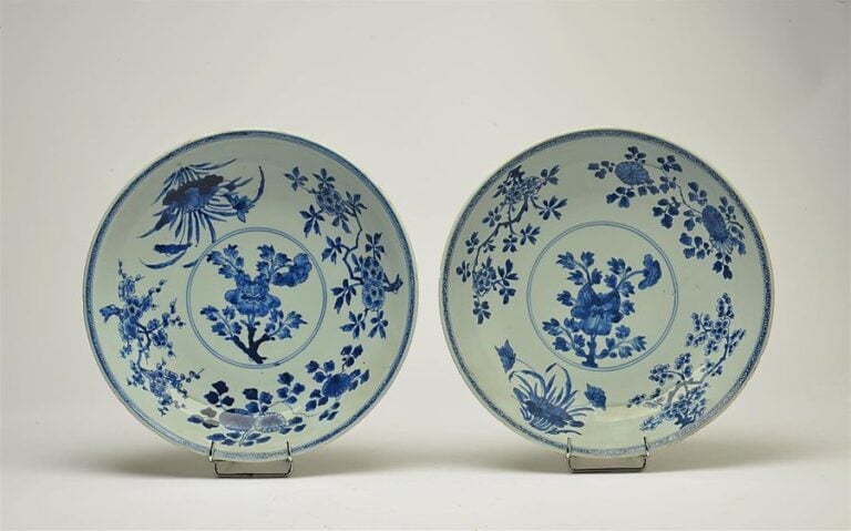 PAIRE DE GRANDS PLATS EN PORCELAINE