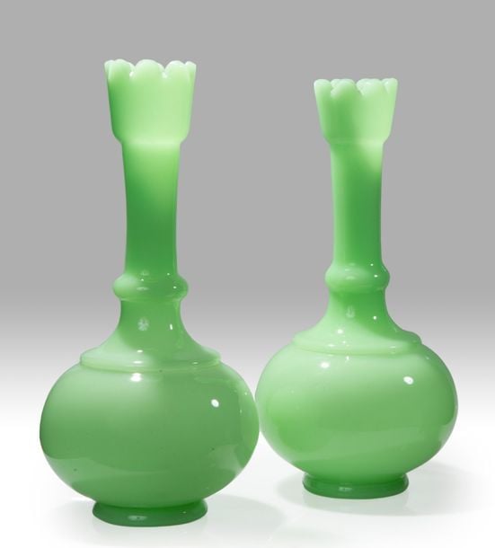 Paire de grands vases boules à talons hauts cols et bords dentelés, en opaline vert