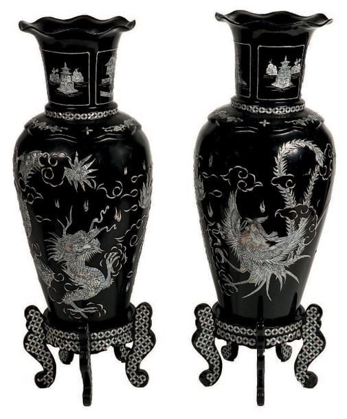 PAIRE DE GRANDS VASES Extrême-Orient en laque de Coromandel incrustée de lions en nacre