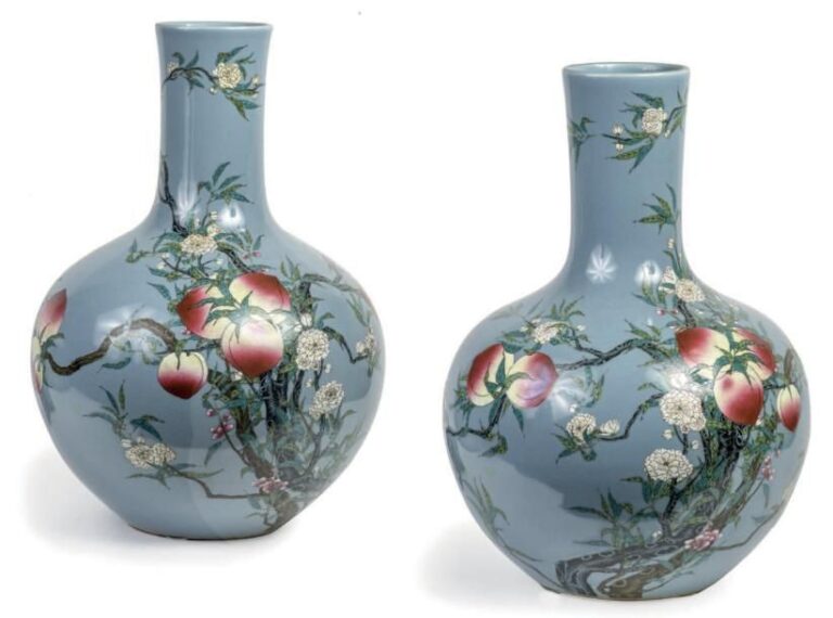 Paire de grands vases tianqiuping en porcelaine et émaux de la famille rose, à décor sur fond bleu de pêches de longévit