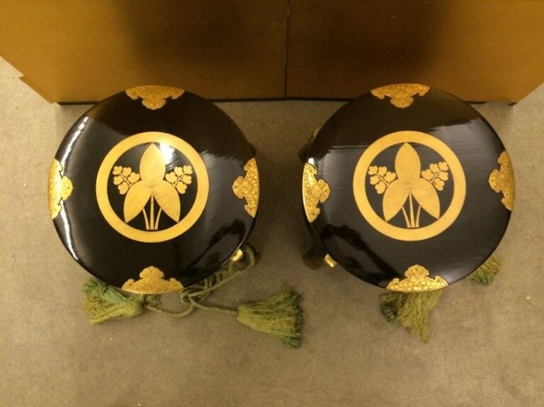 PAIRE DE HOKAI à décor à la feuille d'or et d'emblème familial (mon)
