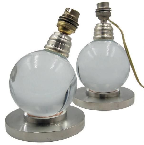 PAIRE DE LAMPES à base circulaire en métal nickelé accueillant une boule de cristal munie d'une douill