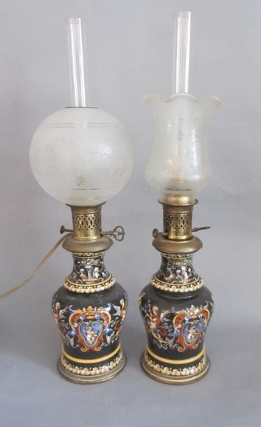 Paire de lampes à pétrole en faïence de Gien à décor Renaissance sur fond noir, une montée à l'électricit