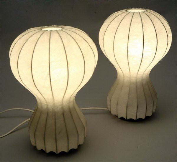 Paire de lampes de chevet, modèle « Gatto » à structure en fil de fer laqué blanc et enveloppe translucide, façon pea