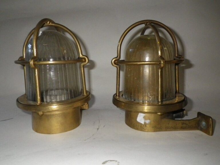 Paire de lampes de coursive en bronze et laiton, verre strié, grille de protection Hau